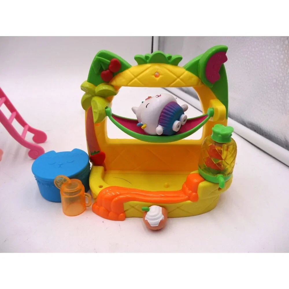 Gabby’s Dollhouse Purr-ific Pool Gabby's Dollhouse Cakey’s Fruit Smoothie Balcon
